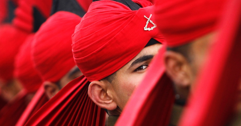 4.mar.2015 - Um recruta do exército vestindo seu uniforme cerimonial marcha durante desfile em uma guarnição Rangreth nos arredores de Srinagar, na Índia
