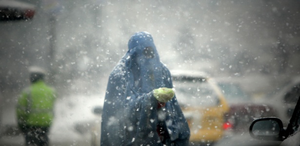 Mulher vestida com burca - Ahmad Massoud/Xinhua