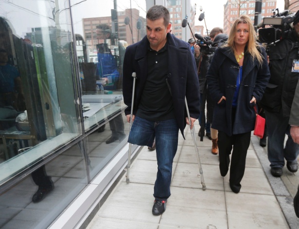 Sobrevivente de atentado a Maratona de Boston chega a julgamento de Tsarnaev - 