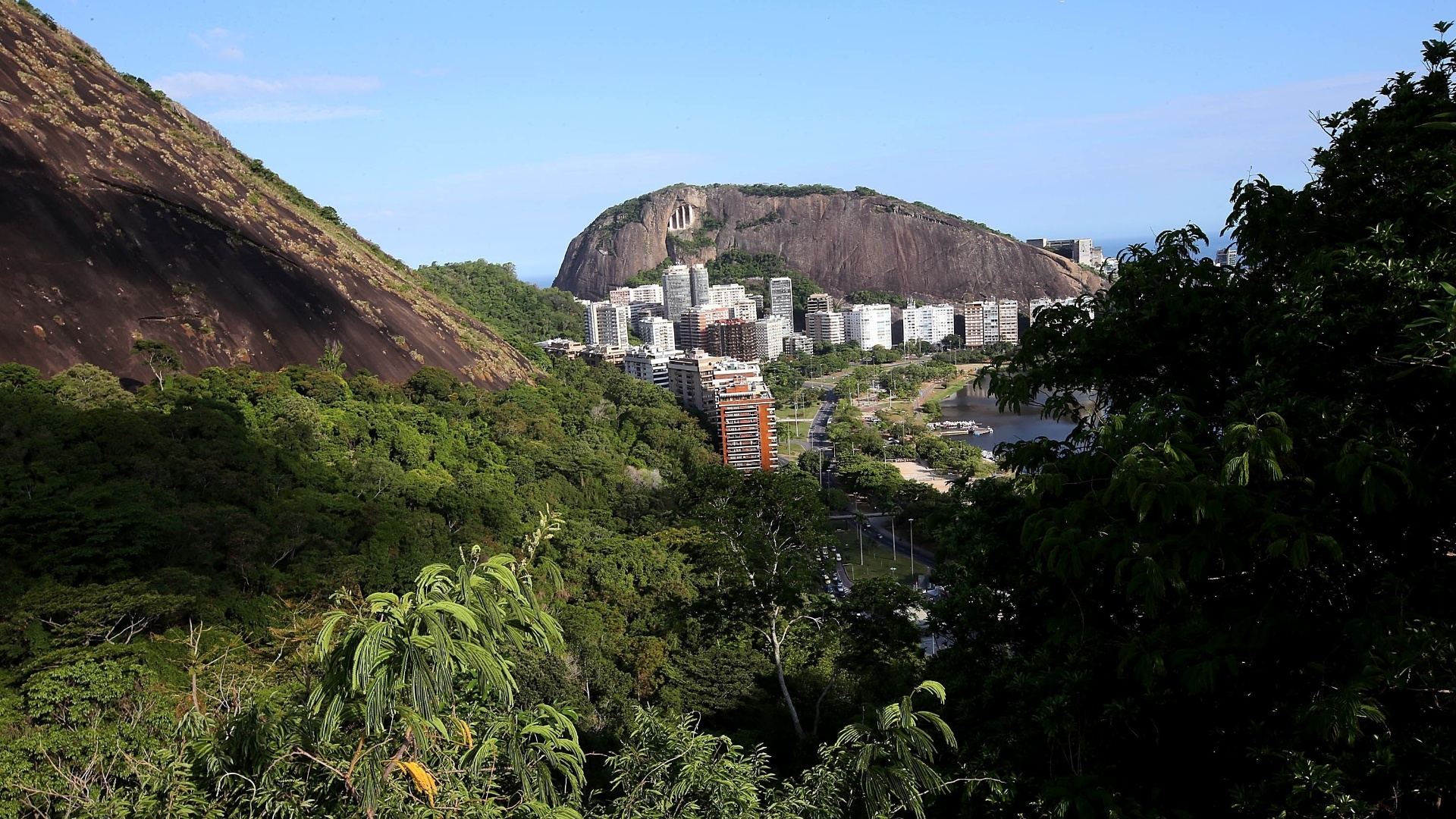 4.mar.2015 - No mirante do Urubu, no Parque da Catacumba, na Lagoa, zona sul do Rio de Janeiro, árvores reduzem a visão dos frequentadores. Com 510 metros de altura, o espaço é acessado por meio de uma trilha na mata. A Comlurb (Companhia Municipal de Limpeza Urbana) informou que faz "vistorias periódicas aos locais e apenas realiza a poda de uma árvore quando é identificado algum problema com o vegetal, pensando sempre em preservá-lo" - Júlio César Guimarães/UOL