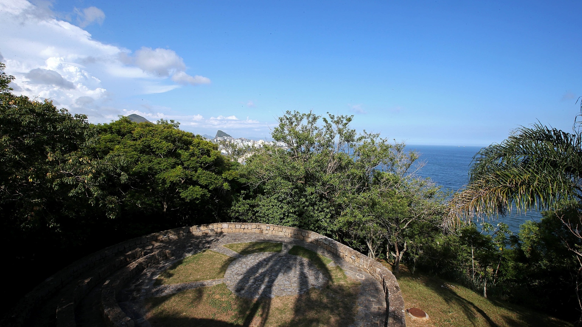 4.mar.2015 - A vista das praias do Leblon, Ipanema e Arpoador está limitada por árvores nos dois mirantes localizados no Parque Penhasco Dois Irmãos, no bairro do Leblon, na zona sul da cidade - Júlio César Guimarães/UOL