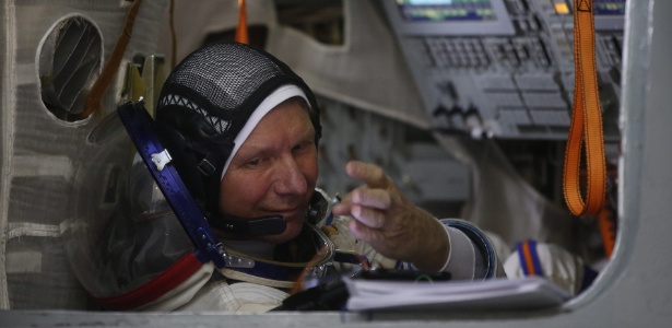 O cosmonauta Gennady Padalka se prepara para participar de uma simulação de lançamento da nave Soyuz no Centro de Treinamento de Cosmonautas, na Cidade das Estrelas, no arredores de Moscou, em foto de março de 2015 - Sergei Chirikov/Efe