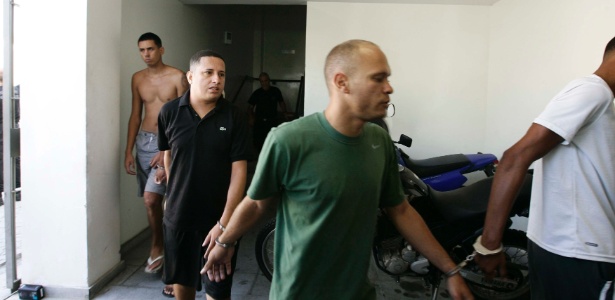 Detidos chegam à Cidade da Polícia, no Jacarezinho, zona norte do Rio, após operação realizada pela Polícia Civil e o Gaeco - Estefan Radovicz/Agência O Dia/Estadão Conteúdo