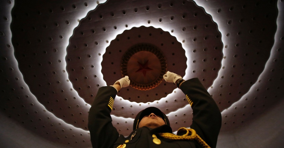 5.mar.2015 - Maestro da banda militar durante ensaio antes da abertura da sessão plenária anual do Congresso Nacional do Povo, no Grande Salão do Povo, em Pequim, na China