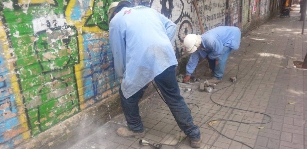 Funcionários de empresa contratada pelas construtoras iniciam instalação de tapume - Organismo Parque Augusta/Facebook