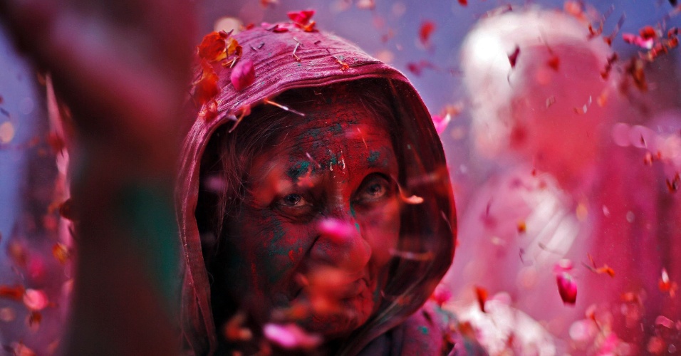 5.mar.2015 - Uma viúva coberta de cores canta hinos religiosos nas celebrações Holi em Vrindavan, no estado de Uttar Pradesh, na Índia