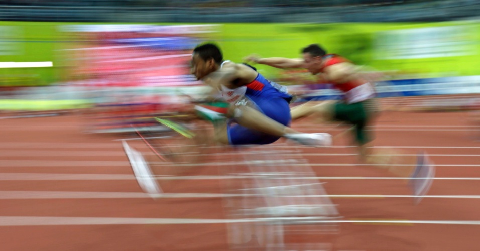 06.mar.2015 - Atletas competem nas pré-eliminatórias da categoria 60 metros com obstáculos, durante o IAAF European Indoor Championships, em Praga, na República Tcheca