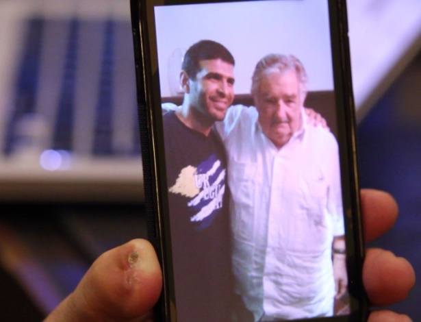 6.mar.2015 - Ex-preso de Guantánamo mostra foto da visita que recebeu do ex-presidente do Uruguai Pepe Mujica - Reprodução TV Brasil/Monica Yanakiew