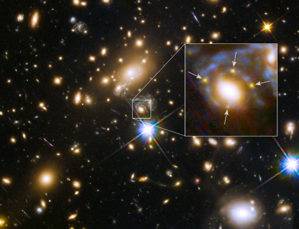 Nesta imagem registrada pelo telescópio Hubble e divulgada pela Nasa, a seta aponta para as múltiplas imagens da Supernova Refsdal, localizada a 9,3 bilhões de anos-luz da Terra  - Divulgação/ Nasa
