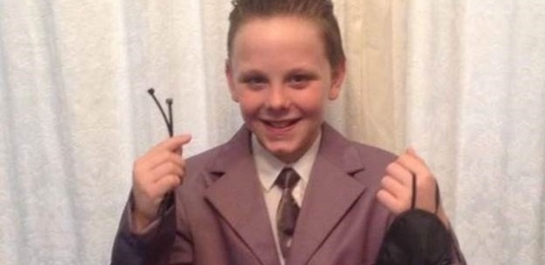Liam Scholes, de 11 anos, foi para a escola vestido como Christian Grey  - Reprodução