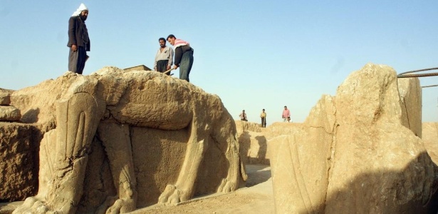 Registro de 17 de julho de 2001 mostra iraquianos trabalhando no sítio arqueológico de Nimrud, a 35 km de Mosul, no Iraque - Karim Sahib/AFP