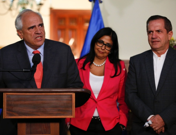 Secretário-geral da Unasul, Ernesto Samper, concede entrevista em Caracas - 