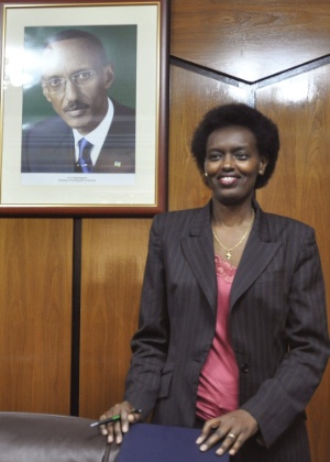7.mar.2015 - Ignatienne Nyirarukundo, deputada e presidente do Fórum de Mulheres Parlamentares ruandeses, posa ao lado do retrato do presidente de Ruanda, Paul Kagame - Desirée García/EFE