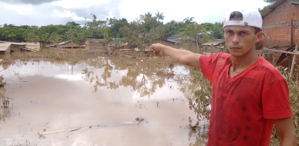 José Fernando, 22, mostra casa ainda coberta por água. "Acho que perdi tudo" - Carlos Madeiro/UOL
