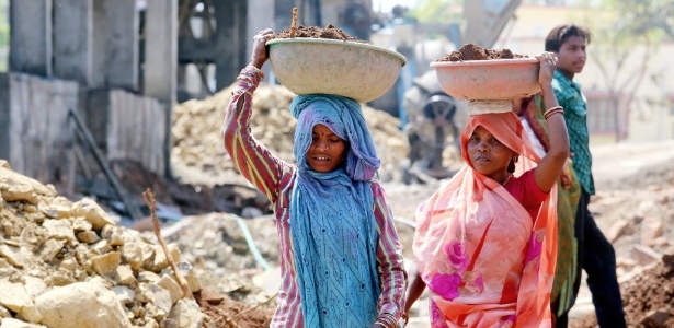 Mulheres trabalham em área de construção em Bophal, na Índia - Sanjeev Gupta/Efe