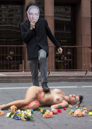 Homem com a máscara do presidente da Câmara dos Deputados, Eduardo Cunha (PMDB-RJ), pisa na ativista do movimento feminista Bastardxs em protesto em defesa do aborto - Leonardo Banassatto - 8.mar.2015/Futura Press/Estadão Conteúdo