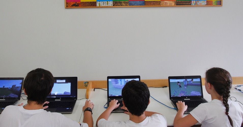 Alunos do colegio Visconde de Porto Seguro no Panamby usam o game Minecraft para desenvolver habilidades
