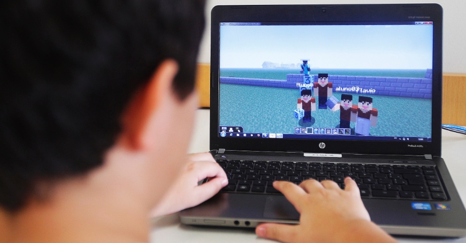 Alunos do colegio Visconde de Porto Seguro no Panamby usam o game Minecraft para desenvolver habilidades