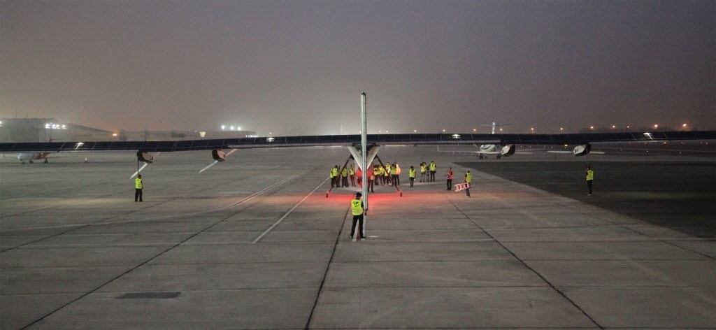 9.mar.2015 - 9.mar.2015 - O avião Solar Impulse 2 aguarda para decolar no aeroporto de Al Bateen, em Abu Dhabi, nos Emirados Árabes. O próximo destino da aeronave é Mascate, capital de Omã. Os pilotos suíços Bertrand Piccard e Andre Borschberg tentam o primeiro voo ao redor do mundo em um avião movido a energia solar. Este é o início de uma viagem de 35 mil km que terá duração de cinco meses - An Jiang/Xinhua