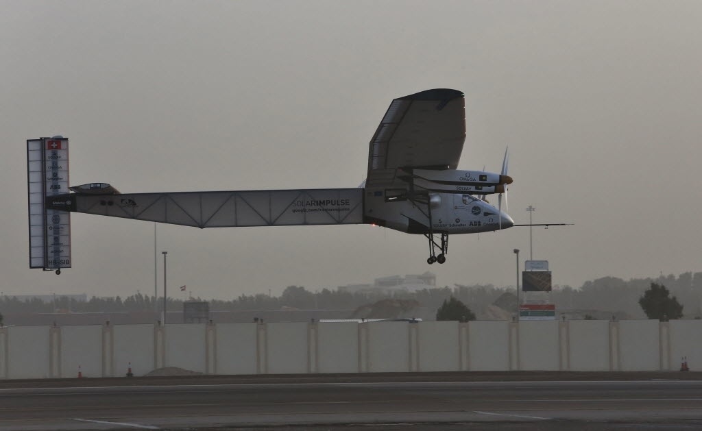 9.mar.2015 - O avião Solar Impulse 2 decola no aeroporto de Al Bateen, em Abu Dhabi, nos Emirados Árabes. O próximo destino da aeronave é Mascate, capital de Omã. Os pilotos suíços Bertrand Piccard e Andre Borschberg tentam o primeiro voo ao redor do mundo em um avião movido a energia solar. Este é o início de uma viagem de 35 mil km que terá duração de cinco meses - An Jiang/Xinhua