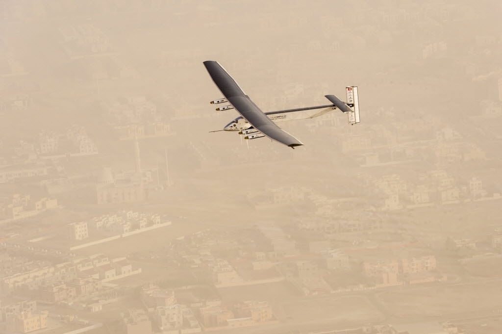 9.mar.2015 - O avião Solar Impulse 2 voa logo após decolar do aeroporto de Al Bateen, em Abu Dhabi, nos Emirados Árabes. A aeronave está a caminho de Mascate, capital de Omã. Os pilotos suíços Bertrand Piccard e Andre Borschberg tentam o primeiro voo ao redor do mundo em um avião movido a energia solar. Este é o início de uma viagem de 35 mil km que terá duração de cinco meses - Jean Revillard/Reuters