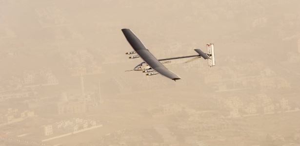 Solar Impulse 2 aterrissa em Omã, na primeira etapa de sua volta ao mundo - Jean Revillard/Reuters