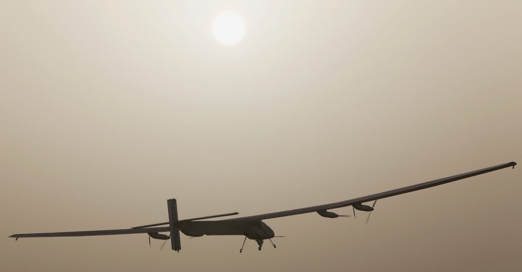 9.mar.2015 - O avião Solar Impulse 2 voa após decolar do aeroporto de Al Bateen, em Abu Dhabi, nos Emirados Árabes. A aeronave está a caminho de Mascate, capital de Omã. Este é o início de uma viagem de 35 mil km que terá duração de cinco meses. O objetivo é chamar a atenção do mundo para a energia sustentável - Ahmed Jadallah/Reuters