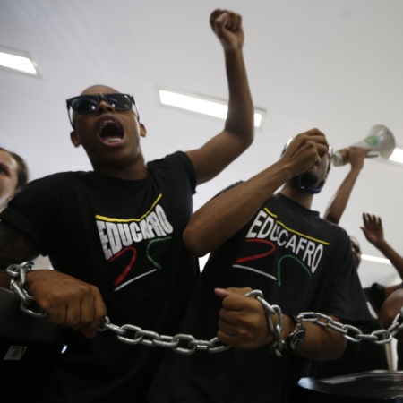 Jovens do movimento negro Educafro durante manifestação no Ministério da Fazenda em 2015 - Pedro Ladeira/Folhapress