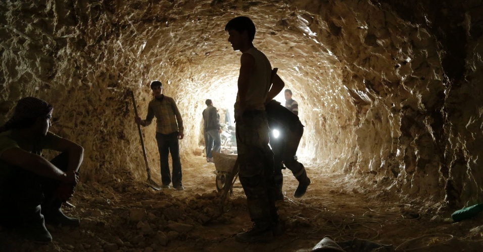9.mar.2015 - Rebeldes cavam túneis em montanhas para serem usados como abrigos durante bombardeio das forças leais ao presidente da Síria, Bashar al-Assad, em al-Latamna, no norte do interior de Hama, na Síria, nesta segunda-feira (9)