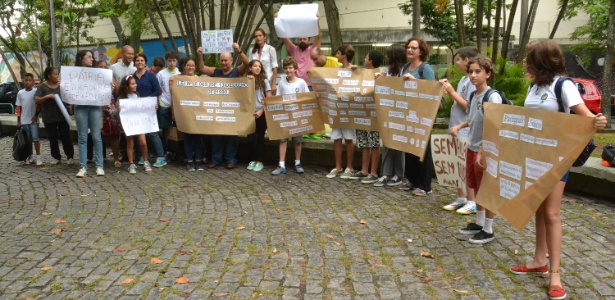 Associação de Pais, Alunos e Amigos do Colégio de Aplicação da UFRJ promove protesto em frente ao colégio - Carlos Monteiro/Futura Press/Estadão Conteúdo