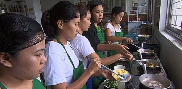 Escolas de empregadas domésticas treinam profissionais para mercado de trabalho fora das Filipinas - BBC