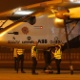 10.mar.2015 - Funcionários se preparam para empurrar o avião "Solar Impulse 2", movido a energia solar, para dentro do seu hangar após pouso no aeroporto no oeste da cidade indiana de Ahmedabad, na madrugada nesta quarta-feira (11), no horário local. O veículo completou a segunda etapa de uma volta ao mundo sem precedentes, que tem por objetivo promover o uso das energias renováveis - Amit Dave/Reuters