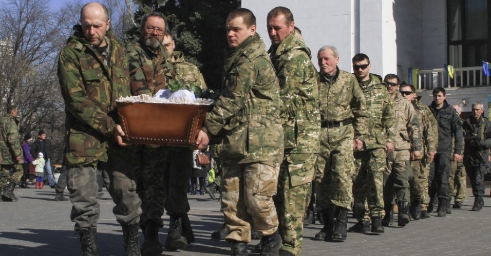 10.mar.2015 - Membros do batalhão ucraniano de voluntários 