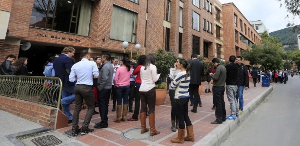 Grupo espera fora do prédio onde trabalham, em Bogotá, após tremor atingir país - Jose Miguel Gomez/Reuters