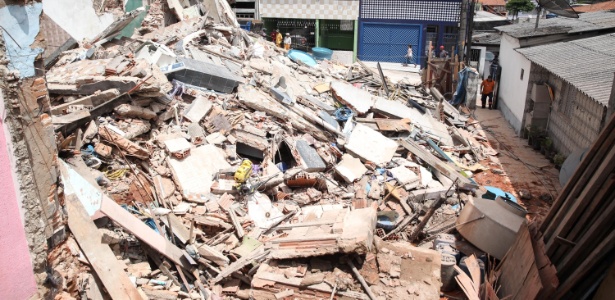 Segundo o Corpo de Bombeiros, uma retroescavadeira bateu na edificação - Douglas Pingituro/Brazil Photo Press/Estadão Conteúdo