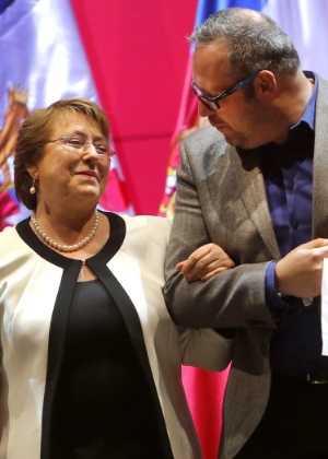 Michelle Bachelet e seu filho, Sebastián, em evento em 2014