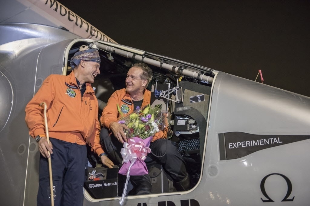 9.mar.2015 - Piloto Andre Boschberg (direita) conversa com o piloto Bertrand Piccard após desembarcarem em Mascate, capital de Omã. Os pilotos suíços tentam o primeiro voo ao redor do mundo em um avião movido a energia solar - Jean Revillard/Reuters