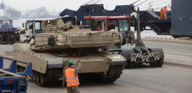 9.mar.2015 - Soldado dos EUA direciona posicionamento de tanque em porto de Riga - Ints Kalnins/Reuters