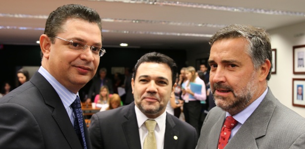 O deputado Paulo Pimenta (à dir.), que foi eleito presidente da Comissão, ao lado de Marcos Feliciano (centro) e Sóstenes Cavalcante - Sérgio Lima/Folhapress