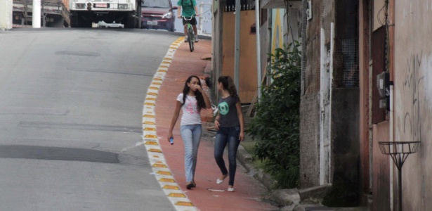 Pedestres usam ciclovia para circular em rua sem calçada na zona sul de São Paulo - Luiz Claudio Barbosa/Futura Press/Estadão Conteúdo 