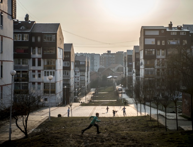 Crianças brincam em um bairro residencial em Pristina, capital do Kosovo - Andrew Testa/The New York Times