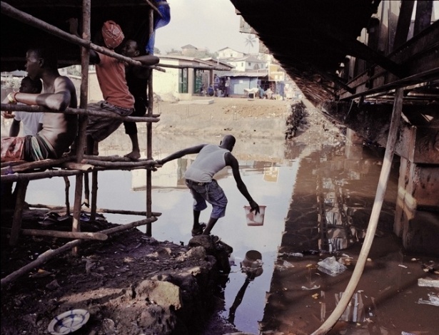 O fotógrafo americano Mustafah Abdulaziz foi o grande vencedor do Syngenta Photography Award ("Prêmio de Fotografia da Syngenta") deste ano, cujo tema foi escassez e desperdício. Seu ensaio, intitulado Water ("Água"), é descrito como uma exploração fotográfica de um recurso natural em crise - Mustafah Abdulaziz/BBC