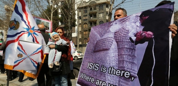 12.mar.2015 - Cerca de 200 cristãos assírios iranianos participam de um protesto contra os ataques do Estado Islâmico em frente ao escritório da ONU em Teerã, no Irã, nesta quinta-feira (12) - Atta Kenare/AFP
