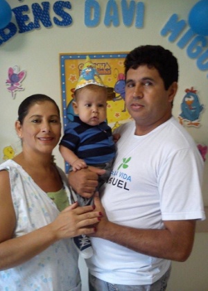 Dinea Silva Gama, 41, e Jessimar Aparecido Gama, 45, seguram o menino Davi Miguel durante sua festa de aniversário de um ano - Arquivo pessoal