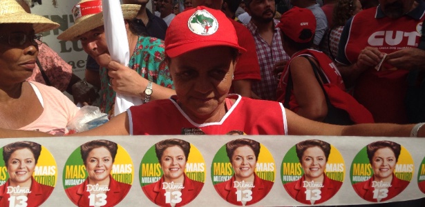 Militantes da CUT distribuem adesivos da campanha de Dilma durante ato na Paulista - Márcio Neves/UOL