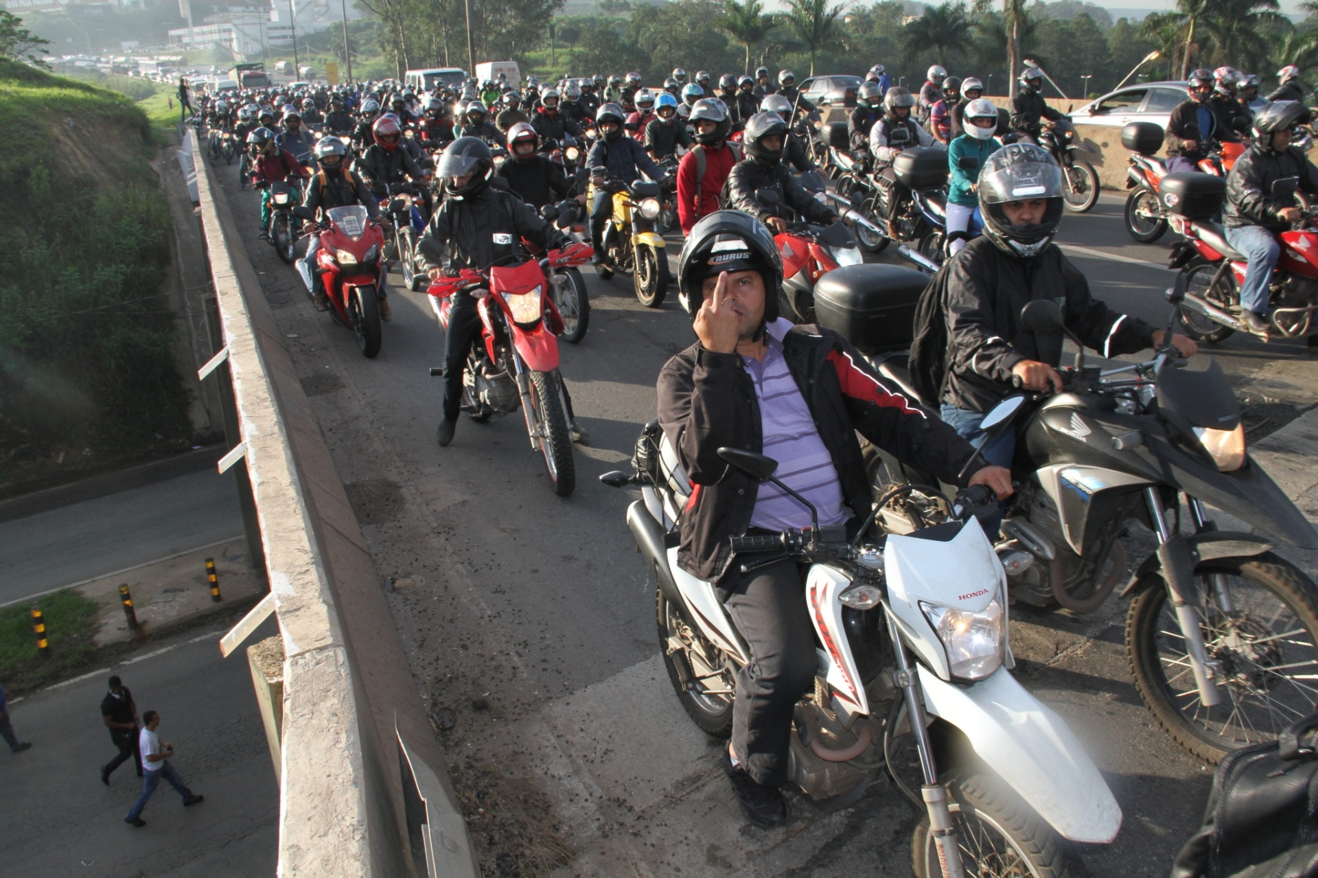 13.mar.2015 - Em motos, petroleiros participam de ato em defesa da Petrobras convocado pela FUP (Federação Única dos Petroleiros), na Refinaria Gabriel Passos (Regap), em Betim, na região metropolitana de Belo Horizonte (MG) - João Leus/O Tempo/Estadão Conteúdo