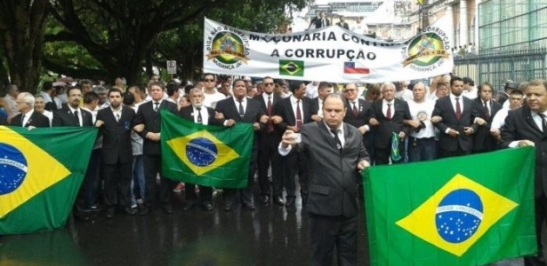 Em Manaus, manifestantes pró-Dilma e membros da Maçonaria dividem centro - Via Whatsapp