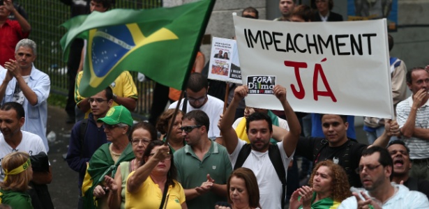 Cinquenta pessoas se reúnem a favor do impeachment de Dilma em SP - Danilo Verpa/Folhapress