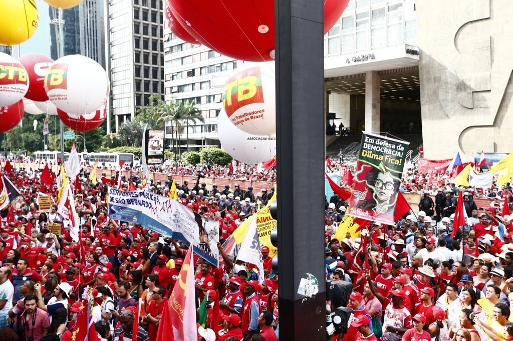 13.mar.2015 - Manifestantes interditaram uma faixa da avenida Paulista no sentido Paraíso, durante manifestação em defesa da Petrobras. Além de ressaltar a defesa à estatal e se colocar contra o impeachment da presidente Dilma, o protesto, organizado pela CUT (Central Única de Trabalhadores), também tem por objetivo pressionar o governo federal a reverter as decisões que restringem os direitos trabalhistas, além de pressioná-lo a realizar a reforma política - Eduardo Anizelli/Folhapress