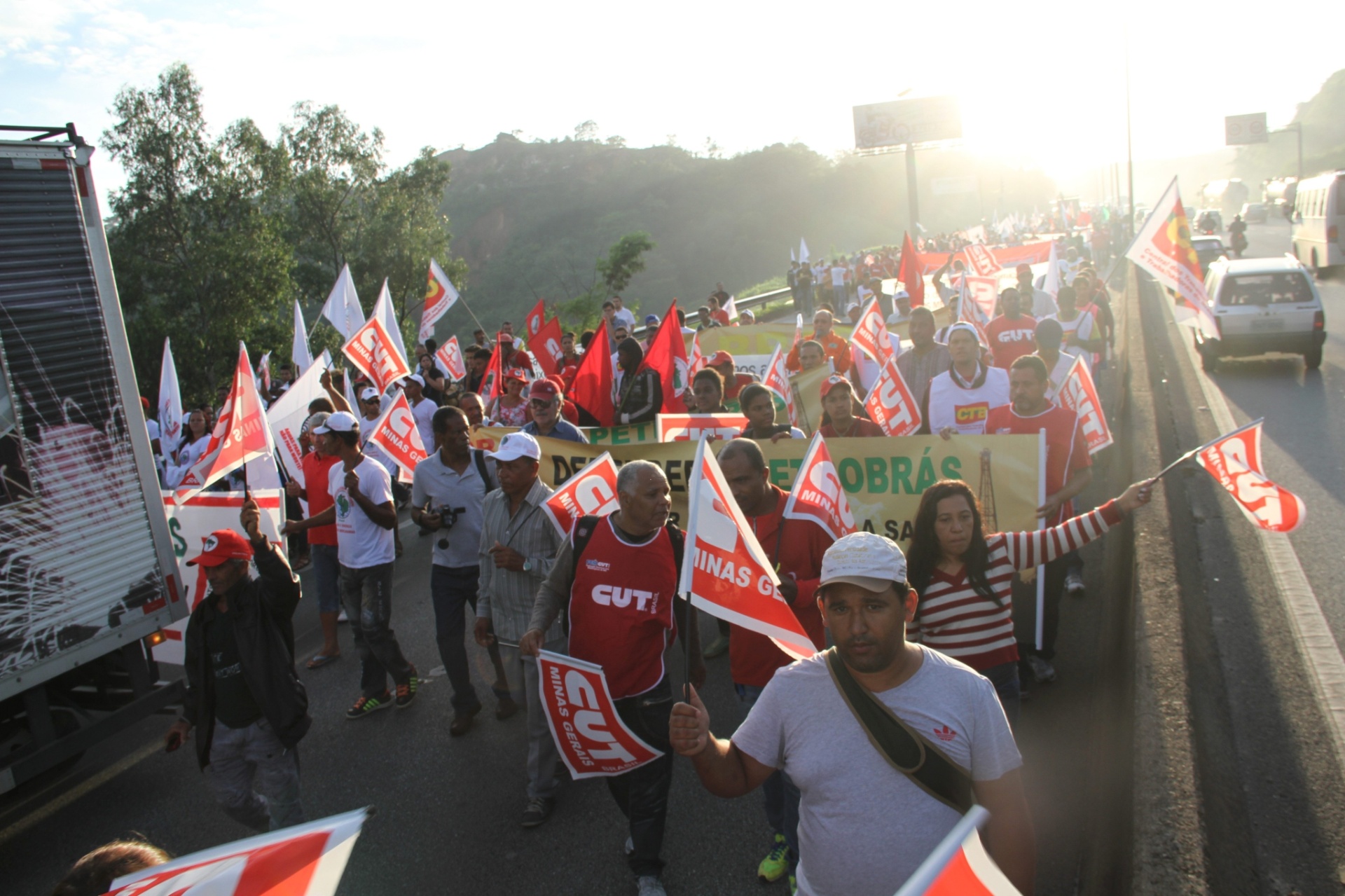 13.mar.2015 - Petroleiros participam de ato em defesa da Petrobras convocado pela FUP (Federação Única dos Petroleiros), na Refinaria Gabriel Passos (Regap), em Betim, na região metropolitana de Belo Horizonte (MG). Os manifestantes caminharam pela BR-381 até a refinaria - João Leus/O Tempo/Estadão Conteúdo